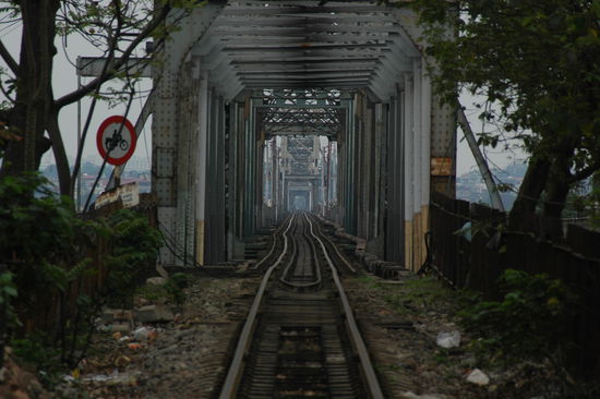 Eisenbahnbruecke ueber den Roten Fluss