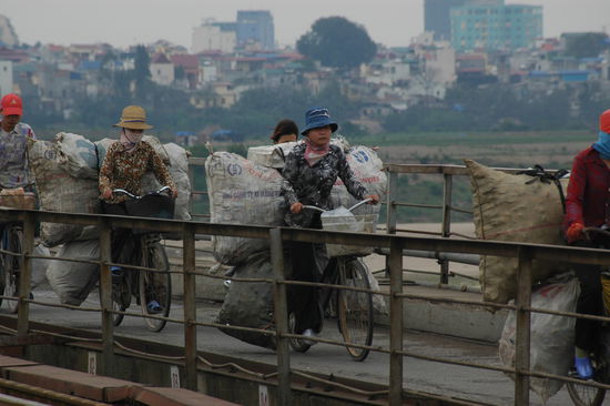 Weiterer Verkehr auf der Eisenbahnbruecke