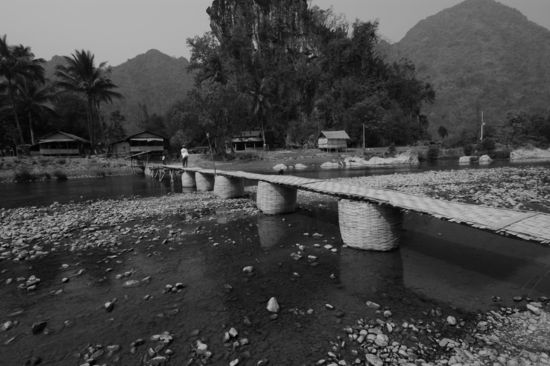 Brueckenkonstruktion ueber den Nam Xong-Fluss noerdlich von Vang Vieng