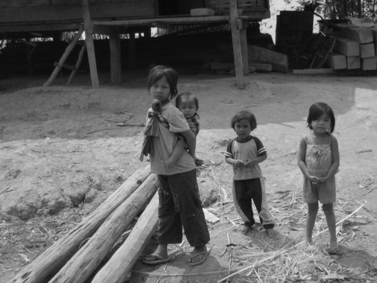 Kinder in einem Bergdorf zwischen Kasi und Luang Prabang