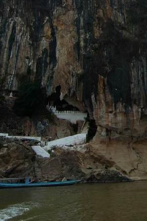 Eingang zur Pak Ou Hoehle vom Mekong aus