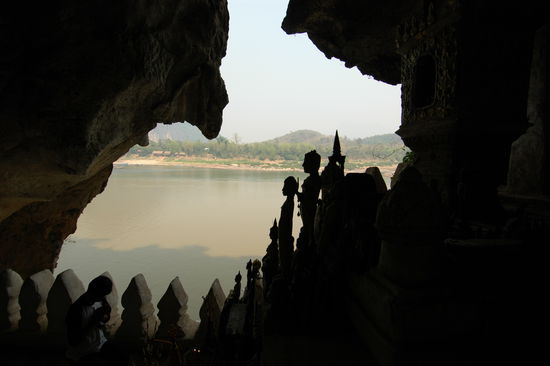 Blick aus der unteren Pak Ou-Hoehle hinaus auf den Mekong