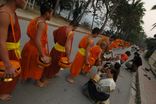 ... auf die allmorgentliche Prozession der Moenche