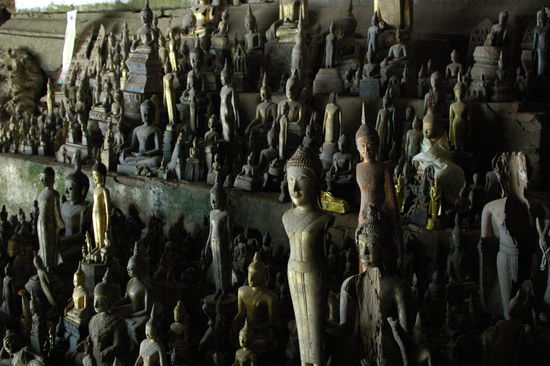 Nur ein kleiner Ausschnitt aus den unzaehligen Buddha-Figuren