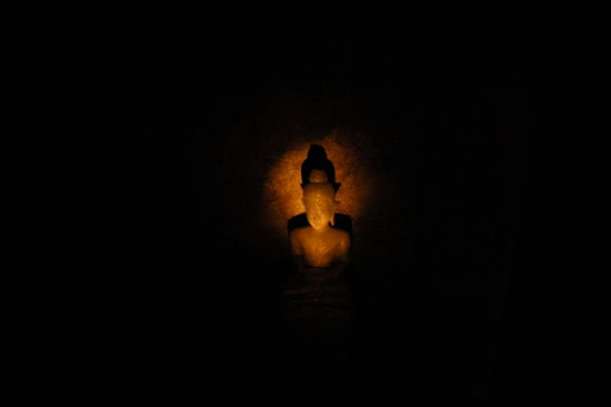 In der oberen (voellig dunkelen) Pak Ou-Hoehle: Buddha-Figur im Schein der Taschenlampe