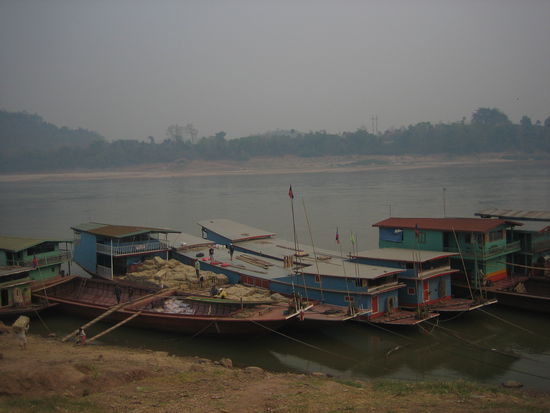 Die beiden blauen sind unsere, "MS Laos" und Schwesterschiff