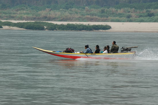 Personentransport per Speed-Boat: irre schnell, irre laut, irre gefaehrlich