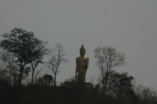 Buddha-Statue am thailaendischen Ufer des Mekongs