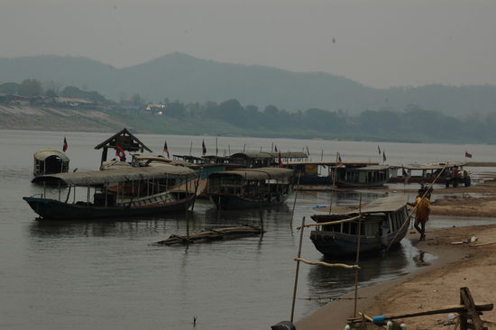 Dieseitig Laos, jenseitig Thailand