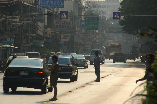 Hoellische Kombination: Bangkoks feuchte Hitze und der irrsinnige Verkehr