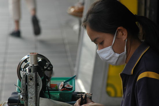Atemschutzmaske bei der Arbeit am Strassenrand