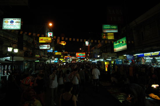 Allabendliche Szenerie in und um die Khao San Road