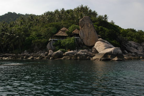 Meer, Felsen, Restaurants: haeufig eine gelungene Synthese auf Ko Tao