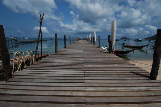 Steg zum Punkt, wo Himmel und Meer eins werden