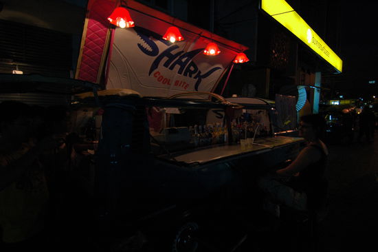 Zur mobilen Bar umgebauter VW-Bus (faehrt!)