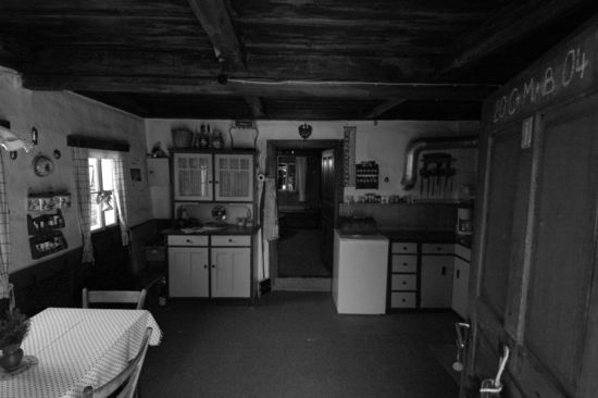 Kueche und dahinter die Stube