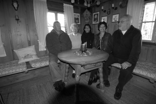 In der Stube: Petra im Kreise unserer Eltern