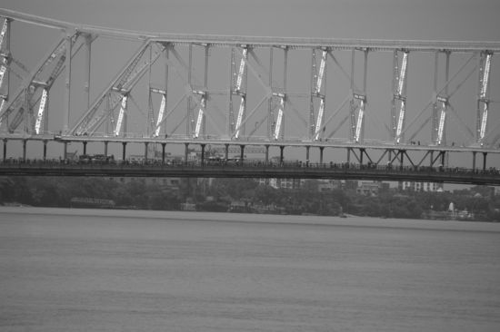 Die Howrah-Bruecke vom Hoogli-Fluss aus gesehen