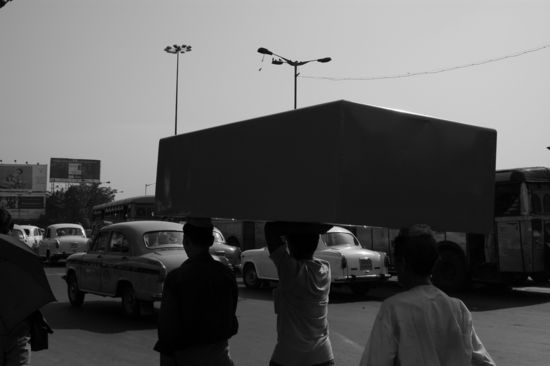 Lastentraeger mitten im Verkehr