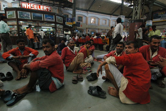Die roten Maenner: lizensierte Lastentraeger in allen Bahnhoefen Indiens