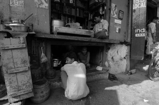 Zweigeschossiges Lokal-Lay Out: oben Speisen, unten Tee