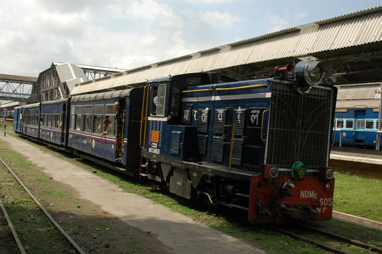 Der Toy-Train rollt ein in den Bahnhof Siliguri-Junction