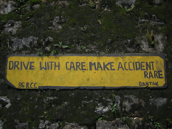 Ueberall entlang der Strassen in Sikkim Hinweise vernuenftig zu fahren