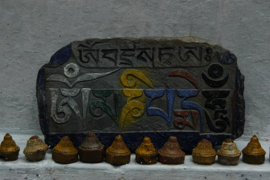 "Mani"-Stein an einer Gompa, soll dem Aufsteller Glueck bringen