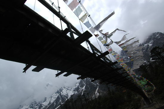Bruecke, durch Gebetsfahnen vor Unglueck gefeit