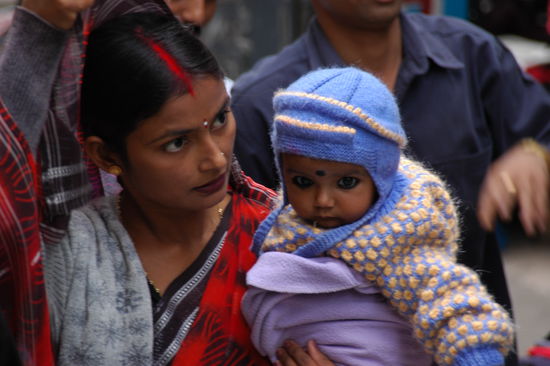 Verheiratete Inderin (siehe rote Scheitelbemalung) mit Nachwuchs
