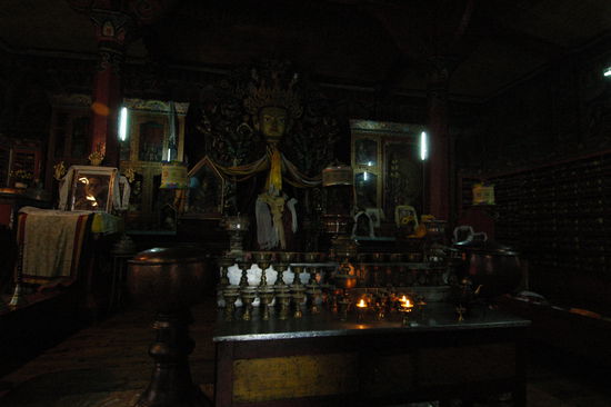 Innenraum einer Gompa mit Altar