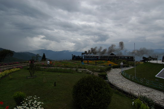 Der beruehmte "Batasia-Loop" kurz vor Darjeeling (dahinter, wenn ohne Wolken, der Gipfel des Khangchengdzonga)