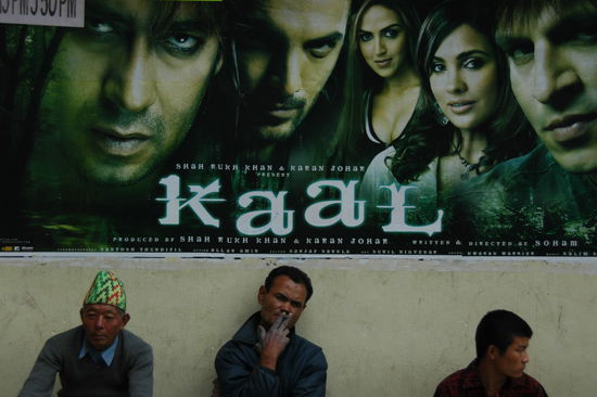 Sikkimesen vor einer Kinoreklame