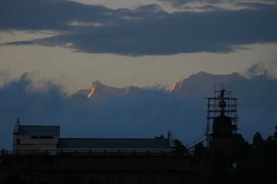 Nur fuer einen kurzen Moment: Blick auf das Khangchengdzonga-Massiv von unserem Zimmer aus