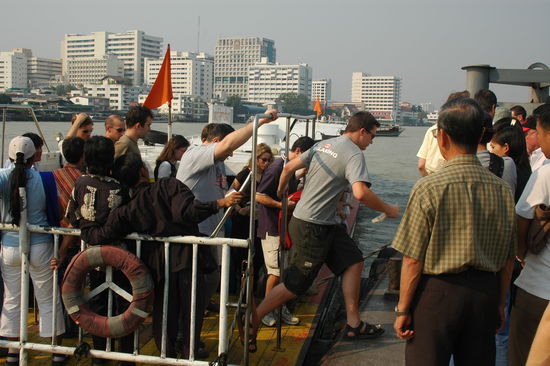 Chao Praya Express Boot: haelt nur wenige Sekunden ....