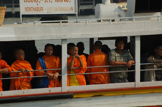 Buddhistische Moenche unterwegs auf dem Chao Praya