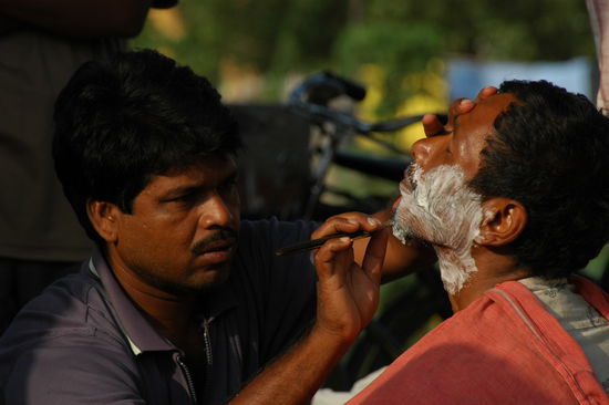 Szenen aus Janakpur;
Morgendliche Rasur am Strassenrand
