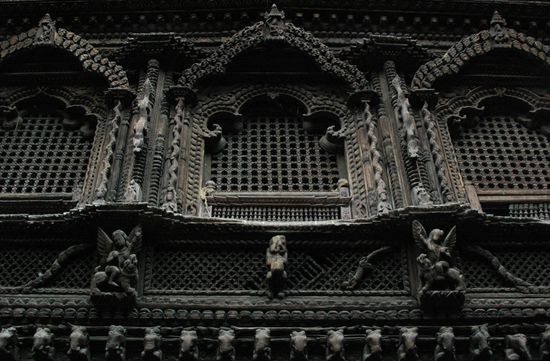 Holzschnitzarbeiten am Haus der Kumari