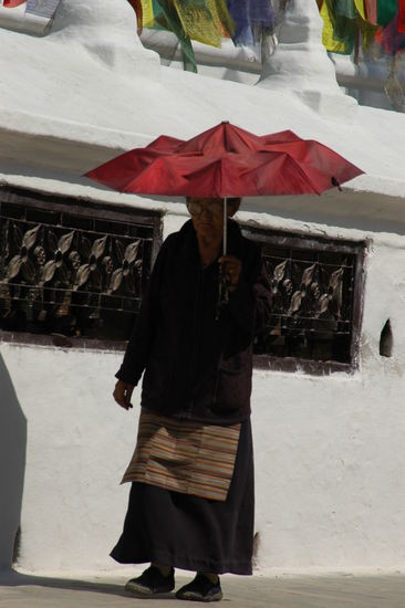 Glaeubige umrunden den Stupa unaufhoerlich