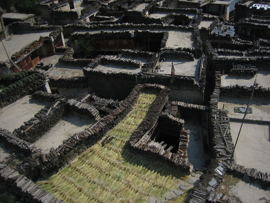 Zwischen Tukuche und Kagbeni;
Dachlandschaft in Marpha