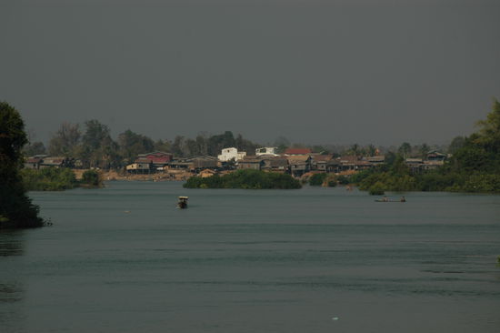 Der Ort Nakasang am oestlichen Rand von Si Phan Don