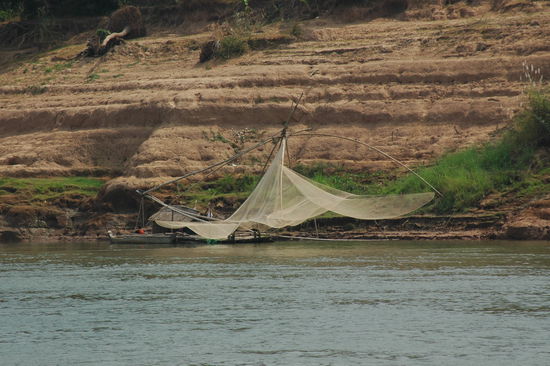 Alte chinesische Fischerkunst am Ufer des Mekongs zwischen Kratie und Kampong Cham