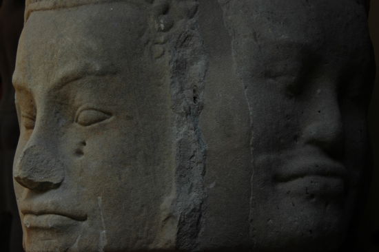 ... und Erbe der Khmer-Zivilisation (Skulptur aus Angkor, im Nationalmuseum von Phnom Penh)