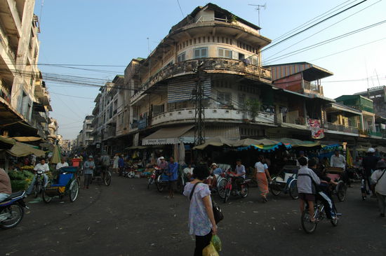 Typische Eckbebauung in Phnom Penh
