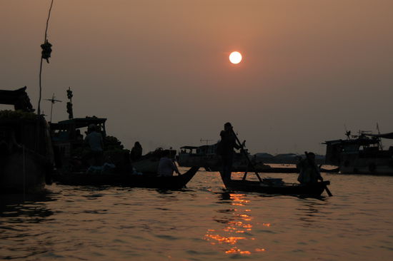 Am Morgen auf einem schwimmenden Markt bei Chau Doc