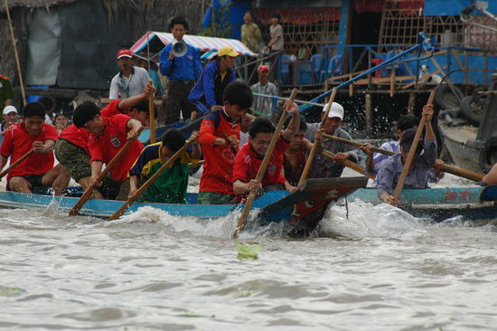Regatta am Rande eines schwimmenden Marktes (mit tragischem Ende: die Roten soffen ab ...)