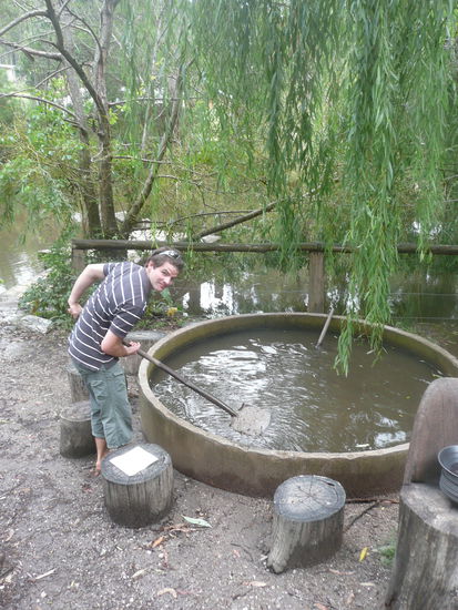 Kusi beim Goldwaschen