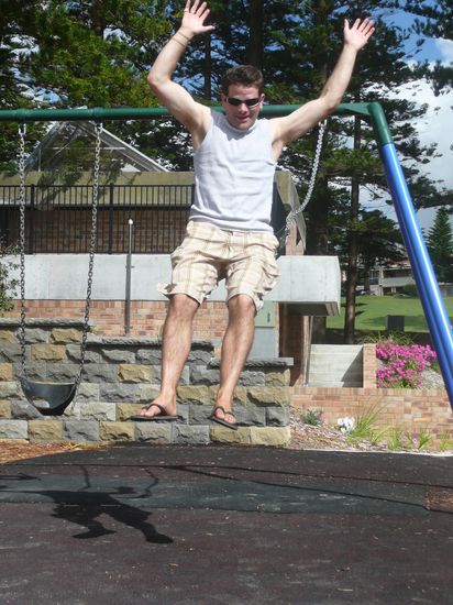 und springen vo der Schaukel