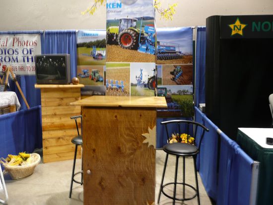 Stand an der Ausstellung.(Die Moebel haben Moni und ich alle selber gemacht. Moni hat alles zugeschnitten und zusammen genaegelt und ich habe es bemalt.)