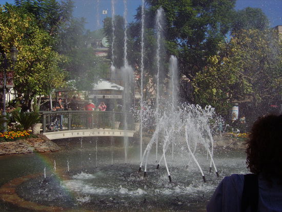 Interessanter Brunnen welcher zu Musik Wasser spritz!
